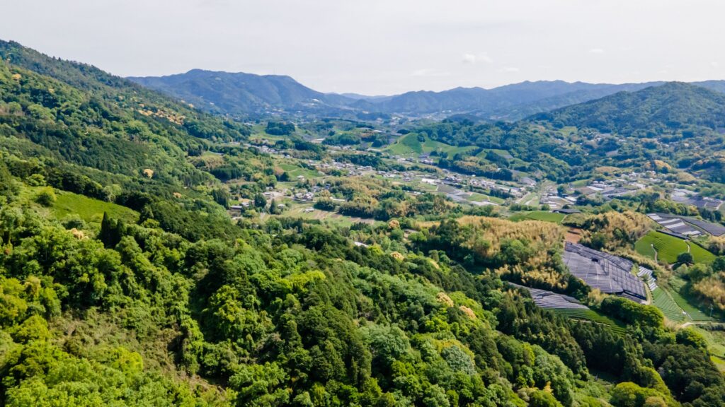 山林と農地が広がる中山間地域の土地の位置イメージ