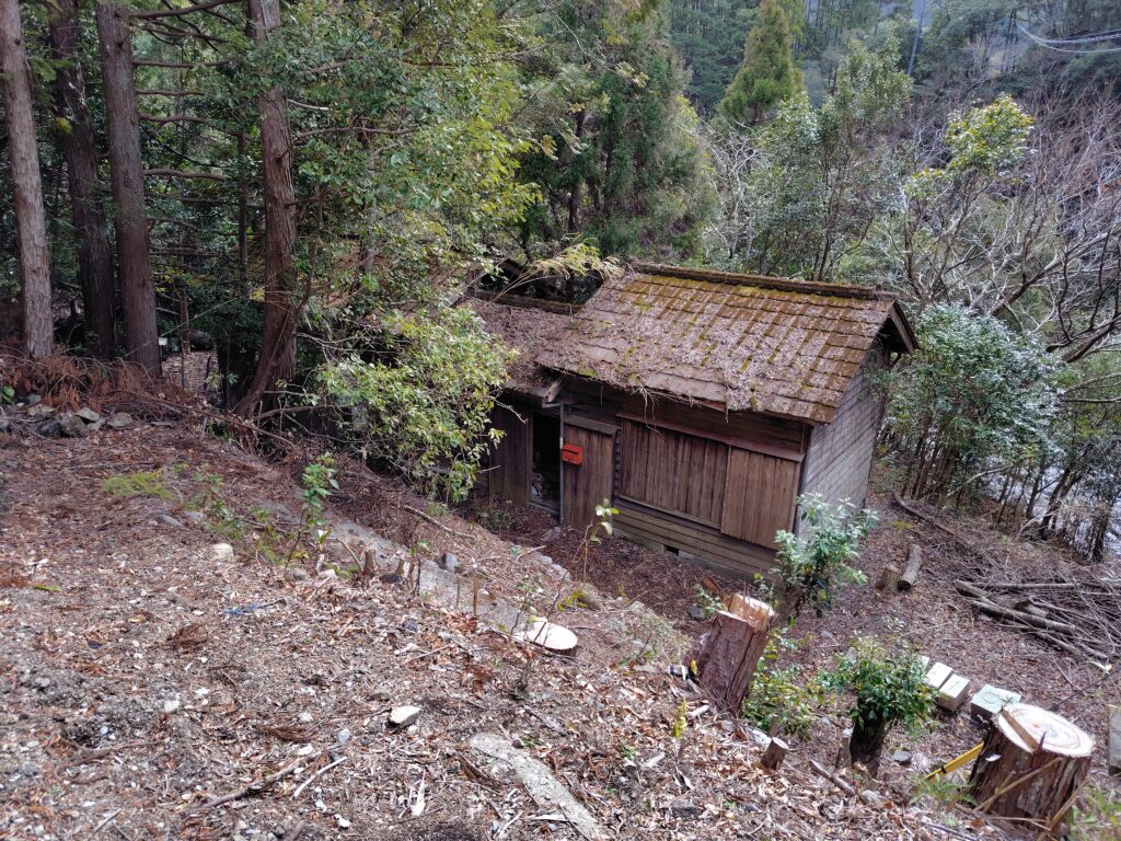 山林の急斜面にある放置された小屋と場所不明になりやすい土地の例